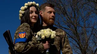 Mit Blumenstrauß und Ringen: Ukrainisches Paar gibt sich in Tarnkleidung das Ja-Wort