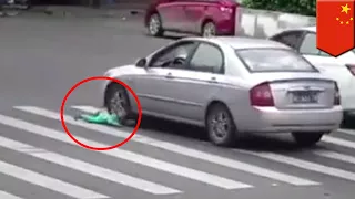 Bebé cae de un vehículo y casi es atropellado en una calle de China - TomoNews