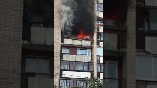 В Петербурге мужчина спрыгнул с балкона 6-го этажа, спасаясь от огня в квартире. 27.07.2018