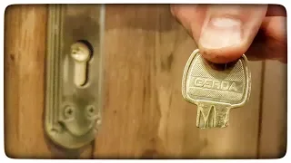 How to take out a broken key from the door lock? 2 ways