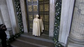 Francisco abre la Puerta Santa:" Sed misericordiosos como vuestro Padre es misericordioso"