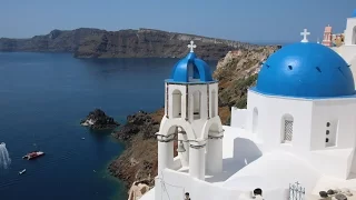 Santorini, Greece in 1 week - Visual Vibes by TravAgSta!