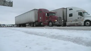 Dallas, Texas ice: Pickups and Jeeps helps big rigs stuck on I-20