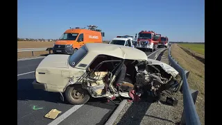 Lada oldalát borotválta le Mercedes kamion Nádasdnál, a 86-os főúton - kanyarban tért át az autó