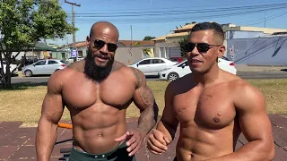 Bodybuilder Sem Camisa em Público! IMPRESSIONANTE