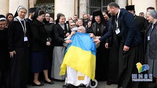 Папа Франциск помолився за Україну з монашеством УГКЦ і поцілував прапор 🇺🇦 ▪️ Репортаж