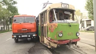 Мобила подставила КАМАЗ под трамвай