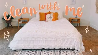 Clean with Me! Cleaning my Airbnb