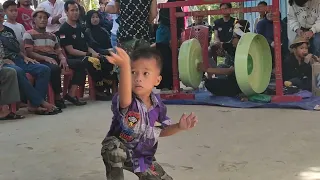 bocah cilik membawakan bunga kuntau//kuntau kalimantan