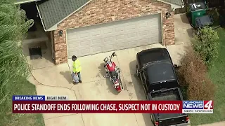 Motorcycle-riding chase suspect pulls into Oklahoma City neighborhood, enters residence, OKCPD offic