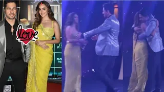 Sidharth Malhotra kiara advani kissing and hugging each other in a award show infront of everyone