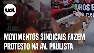 Protesto na Av. Paulista: manifestantes colocam fogo em boneco com fotos de Campos Neto e Bolsonaro