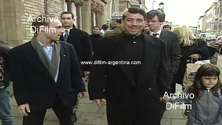 Diego Maradona con su familia recorriendo las calles de Oxford 1995