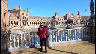 Siviglia (Spagna): Monica nella meravigliosa e grandiosa piazza di Spagna