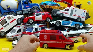 Small and large ambulances run on sliders, battery powered ambulances with alarms.toy car 01