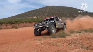 Baja 400 2023 lo primeros trophy trucks pasando por el llano colorado milla 220