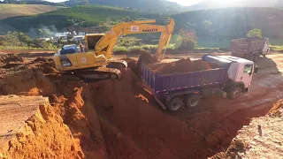 ESCAVADEIRA ENCHENDO CAÇANBA DE TERRA/ CARREGADEIRA EMPURRADO TERRA