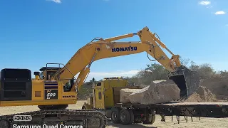 Excavadora Komatsu pc500 cargando roca gigante