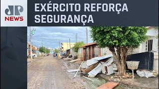 Moradores começam a limpar casas em Canoas (RS)