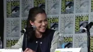 Tatiana Maslany playing Clone Improv at SDCC 2016 - Krystal Goderitch