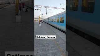 12049 – Gatiman Express Skipping Faridabad Station At Very Fast Speed #indianrailways #railfans