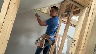 Su primera vez sacando cortes en drywall solo , toco corregirlo pero lo hizo muy bien 👍