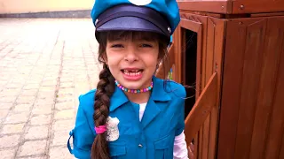 Laurinha pretends to play cop with mommy and saves BABY REBORN 👮 Laurinha and Helena