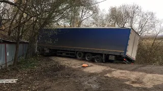 Грузовой эвакуатор/Поворот не туда. У КАМАЗА снесло прицеп в овраг/ Грузовая эвакуация.