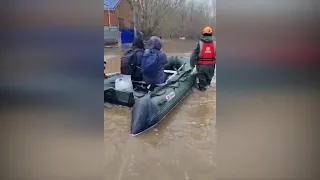 Десятки домов затопило в Актобе: людей срочно эвакуируют