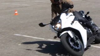 Pourquoi ne pas incliner sa moto en appuyant sur les reposes-pied :)