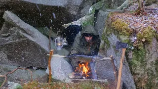 5 DAYS WINTER BUSHCRAFT TRIP - SNOW AND RAIN - CANVAS PONCHO SHELTER - CATCH AND COOK - BIRCH SAP