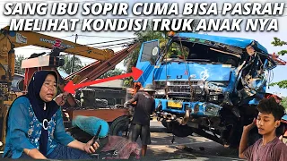 SANG IBU SOPIR LEMAS DAN PASRAH MELIHAT KEADAAN TRUK ANAKNYA  HANCUR PARAH DI LOKASI KEJADIAN.