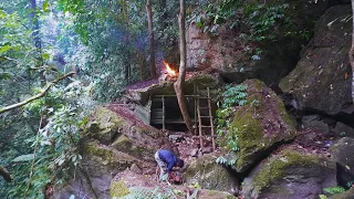 Solo Bushcraft: Build a shelter under the cliff using bamboo. Catch stream fish and spend the night.