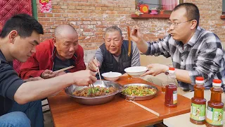 【食味阿远】阿远做猪肉炖粉条，再辣炒一盘驴板肠，大伯边吃边夸阿远做得好 | Shi Wei A Yuan