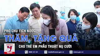 Phó Chủ tịch Võ Thị Ánh Xuân nước thăm, tặng quà cho trẻ em phẫu thuật nụ cười - VNEWS