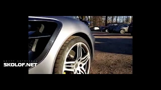 Оклейка Porsche 911 Turbo пленкой Arlon Gunpowder с нанесением черных полос.