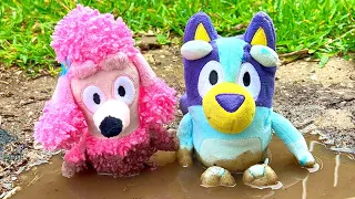 💩 Bluey Muddy Mess with Bluey and Coco! Bluey and Coco Muddy Mess! Bluey Bath Time Fun! Bluey Plush