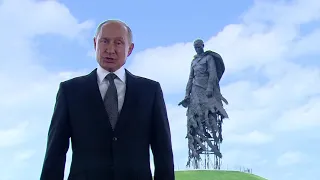 Владимир Путин обратился к гражданам России на фоне Ржевского мемориала Советскому солдату