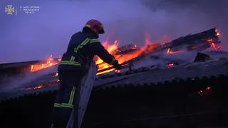 У Хмельницькому рятувальники ліквідували масштабну пожежу у складській будівлі