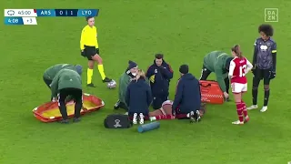 Vivianne Miedema stretchered off after nasty looking knee injury.