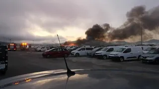 Investigan si los fuegos de Bouzas causaron el incendio de 20 coches en la Zona Franca