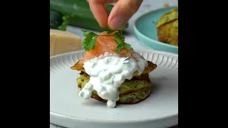 Zucchinipuffer mit Räucherlachs 🥒🧡 #EinfachTasty #ZucchiniPuffer #GemüsePuffer #ZucchiniGericht