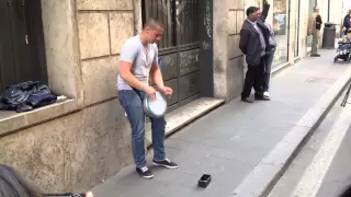 Le meilleur joueur de DARBOUKA de rue doumbek dans le monde !!! (Rome, Italie)