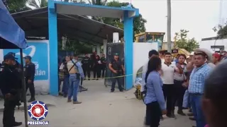 Vecinos se reúnen en la casa del alcalde asesinado en Hidalgotitlán, Veracruz