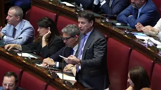 Conte: “Dite no al salario minimo e sì agli stipendi massimi per i politici. Vergogna!”