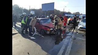 В Рівному рятувальники деблокували водія з понівеченого автомобіля внаслідок ДТП