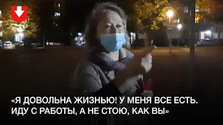 Женщина осуждает людей, которые вышли на акцию протеста в Малиновке вечером 30 сентября