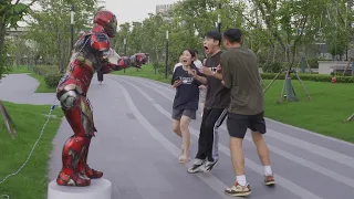 【198】你别说 如果半夜放在这里太吓人了.Zombie Iron Man funny prank in China.