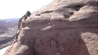 Безбашенный трюк - мотоцикл по скале  ( desperate motorcyclist)