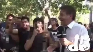 Reportero fumando marihuana